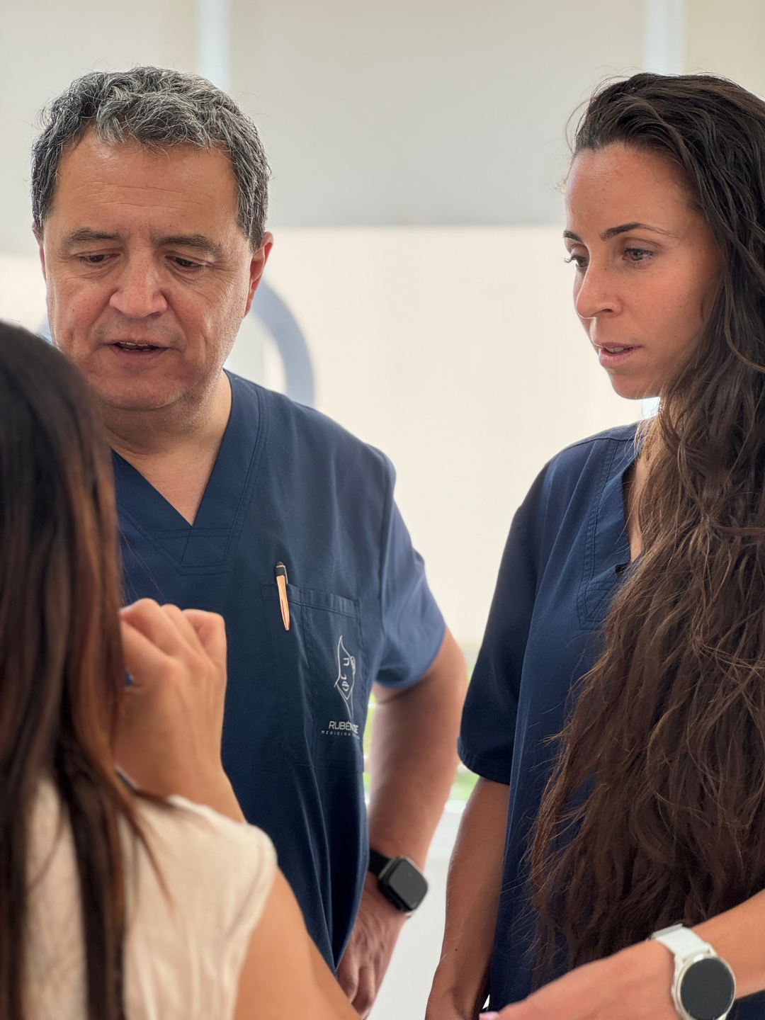 El Dr. Rubén Cide y la Dra. Alejandra Sala valorando a una paciente